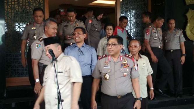 Kapolda Jatim, Inspektur Jenderal Polisi Machfud Arifin (kanan)