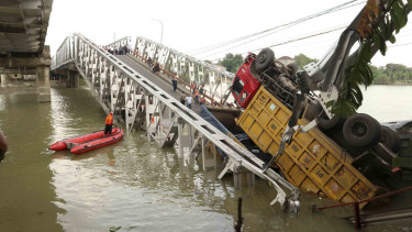 Jembatan di Bengawan Solo Ambruk dan Patah