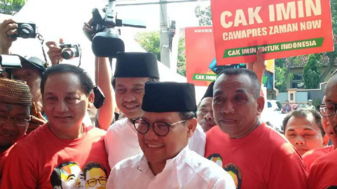 Ketua Umum PKB, Muhaimin Iskandar, meresmikan Posko Join saat menghadiri peresmian Posko Join di Semarang pada Selasa, 17 April 2018.
