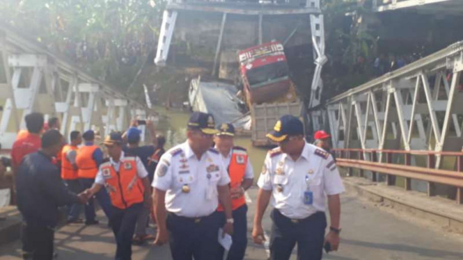 Pejabat Direktorat Jenderal Perhubungan Darat mendatangi lokasi jembatan yang ambruk di Kecamatan Widang, Kabupaten Tuban, pada Selasa, 17 April 2018.