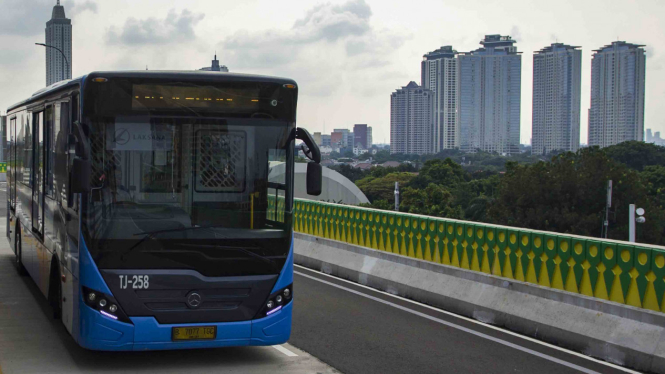 Bus Transjakarta Koridor 13 Tendean-Ciledug melintasi halte CSW