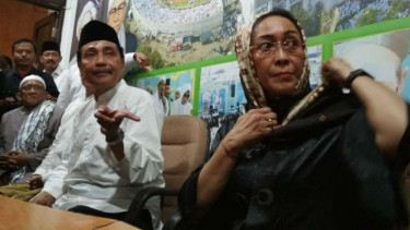 Sukmawati Soekarnoputri (kanan) bersama Ketua NU Jawa Timur, Hasan Mutawakkil Alallah, di Surabaya pada Rabu, 18 April 2018.