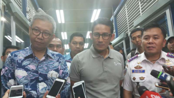 Wakil Gubernur DKI Jakarta, Sandiaga S Uno (Tengah)