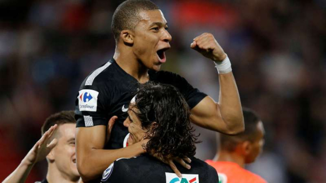Pemain Paris Saint-Germain rayakan gol Kylian Mbappe.