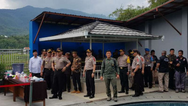 Wakil Kepala Polri Komisaris Jenderal Polisi Syafruddin menginspeksi bungker tempat penyimpanan miras oplosan di sebuah rumah di Kabupaten Bandung, Jawa Barat, pada Kamis 19 April 2018.