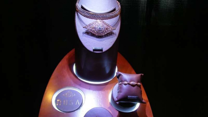 The Palace Jeweler, bekerjasama dengan Samuel Wattimena