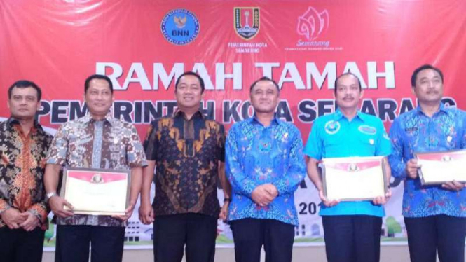 Penghargaan terhadap para pejabat dan personel BNN pembongkar pabrik PCC