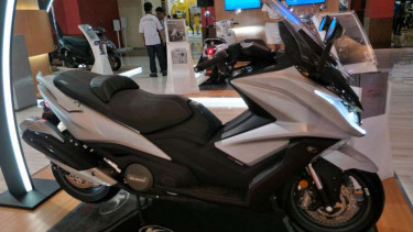 Kymco AK550