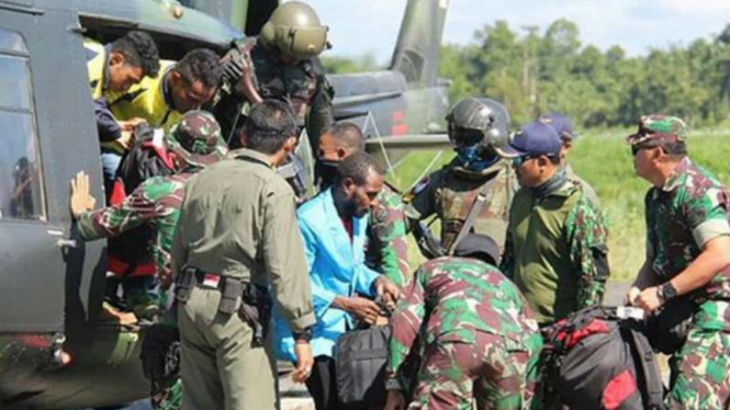 Ilustrasi TNI evakuasi warga yang disandera OPM di Papua.