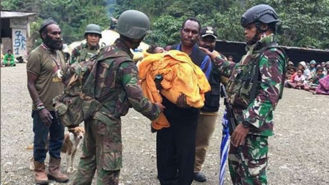 Kolonel Frits dan pasukan TNI selamatkan bayi yang mau dibakar OPM.