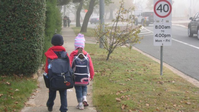 Anak-anak berjalan ke sekolah