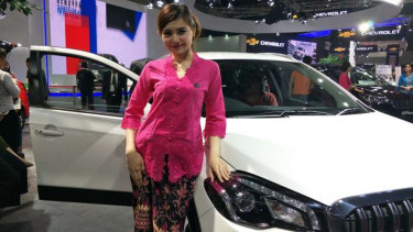SPG Suzuki memakai kebaya.