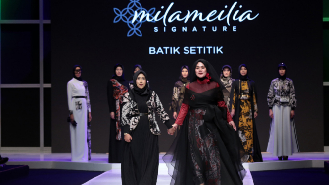 Sarita Abdul Mukti di fashion show 'Batik Setitik' Milameilia Signature.