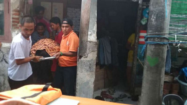 Salah satu jenazah korban miras oplosan di Surabaya.