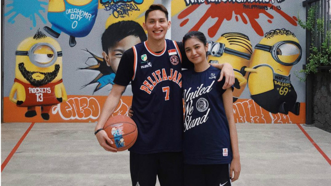 Pebasket Pelita Jaya, Daniel Wenas bersama selebritis Mikha Tambayong