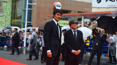Aktor Hiroshi Abe (kiri) saat berjalan di karpet merah Festival Film Internasional Okinawa, Minggu, 22 April 2018.