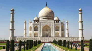 Bangunan indah Taj Mahal di India