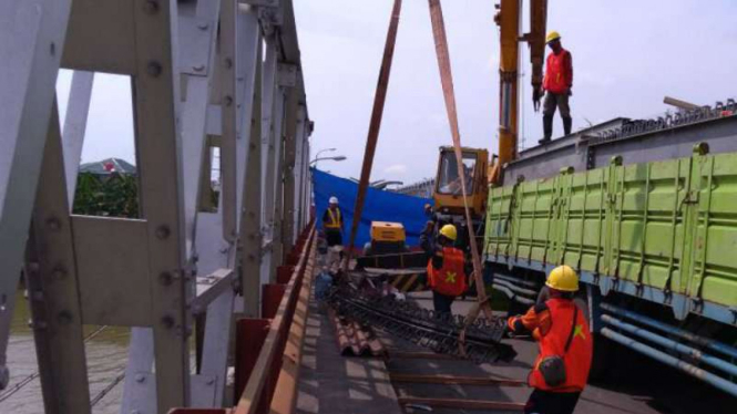 Perbaikan Jembatan Cincin Lama di Tuban yang ambruk.