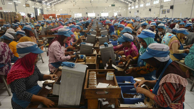 Buruh mengerjakan pelintingan rokok Sigaret Kretek Tangan (SKT) di Kudus