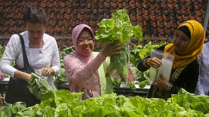 Wali Kota Surabaya, Tri Rismaharini (tengah)