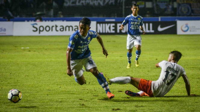 Pesepakbola Persib Bandung, Febri Hariyadi (kiri)