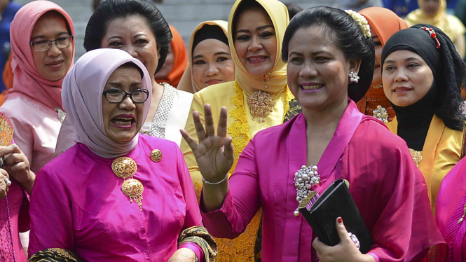Ibu Negara Iriana Joko Widodo (kanan)