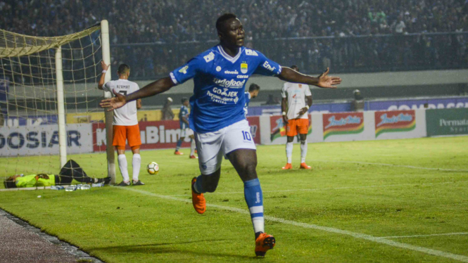 bomber Persib Bandung, Ezechiel N'Douassel melakukan seleberasi