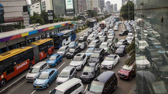 Sejumlah kendaraan terjebak macet di Jalan MH Thamrin, Jakarta