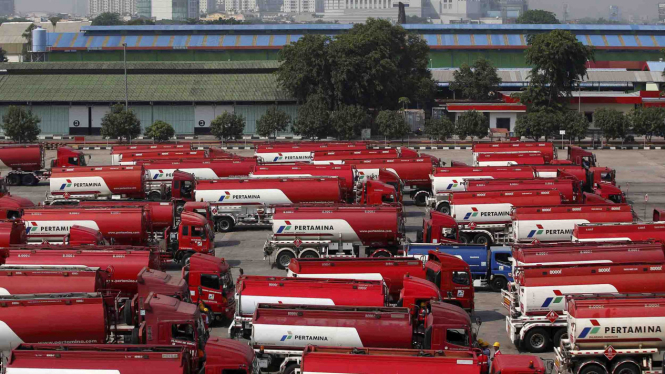 Truk tangki bahan bakar menunggu untuk pengisian di depot bahan bakar Pertamina