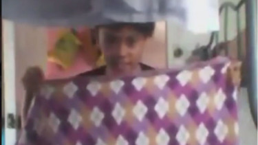 Anak lakukan pertunjukan sulap.