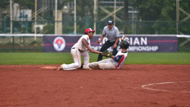 Aksi pemain softball Indonesia dalam Kejuaraan Asia