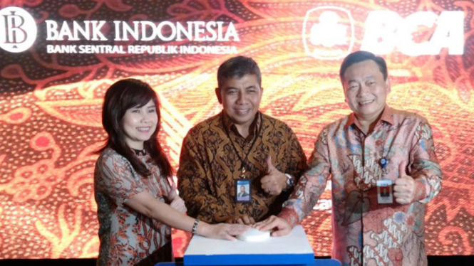 Direktur PT Bank Central Asia Tbk Santoso dan Direktur BCA Lianawaty Suwono 