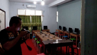 Polisi sedang olah TKP pencurian laptop sekolah saat UNBK di Tangerang