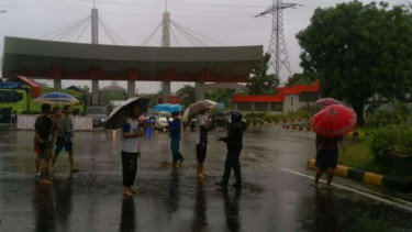 Gerbang Tol Cilegon Barat ditutup karena banjir.