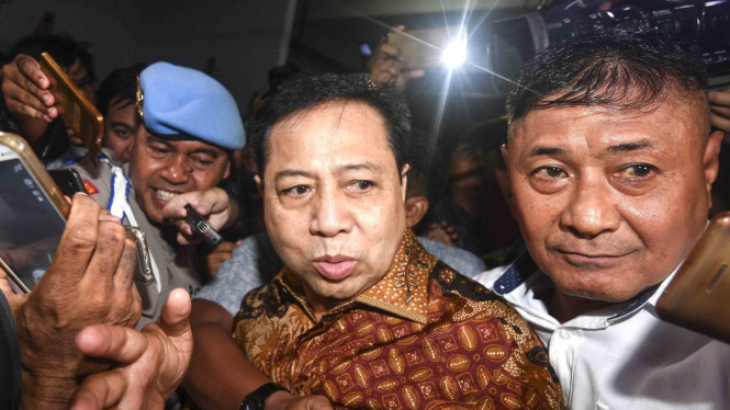 Terdakwa kasus korupsi KTP Elektronik, Setya Novanto (tengah)