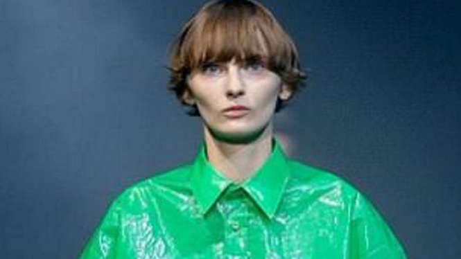 Kemeja plastik Balenciaga