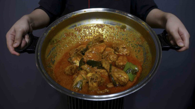 Makanan rendang ayam khas Indonesia