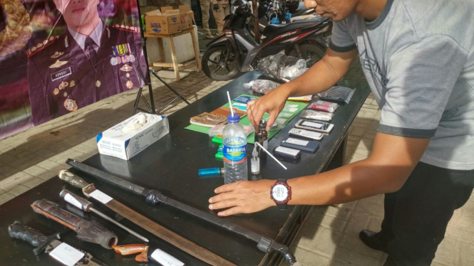 Barang bukti yang disita usai penggerebekan Kampung Ambon