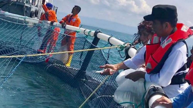 Presiden Jokowi dan Menteri Susi saat tinjau KJA Offshore di Pangandaran.