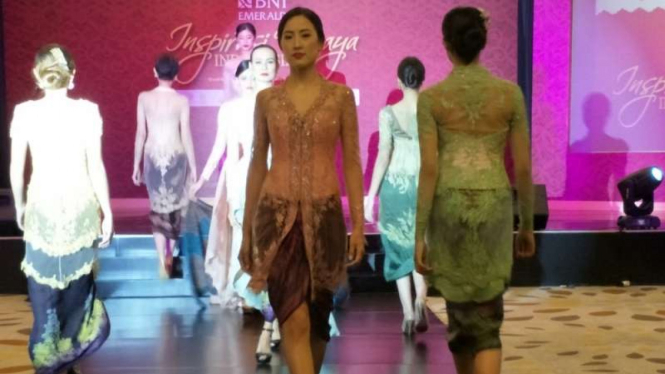 Kebaya karya Ferry Sunarto