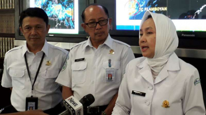 Kepala BMKG Dwikorita Karnawati (kanan) menjelaskan soal Siklon Tropis Flamboyan