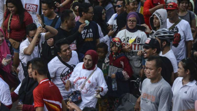 Massa #DiaSibukKerja bertemu dengan massa dengan kaus #2019GantiPresiden