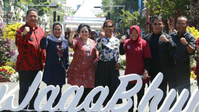 Ketua Umum Partai Demokrasi Indonesia Perjuangan, Megawati Soekarnoputri, saat berkampanye untuk calon wakil gubernur Jawa Timur, Puti Guntur Soekarno, di Surabaya pada Minggu, 29 April 2018.
