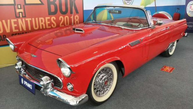 Mobil klasik Ford Thunderbird buatan 1956