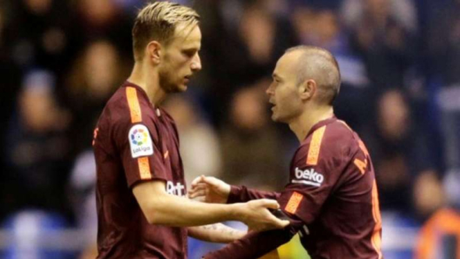 Gelandang Barcelona, Andres Iniesta dan Ivan Rakitic.