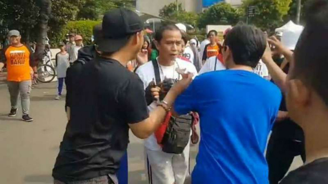 Stedi saat diduga diintimidasi kelompok berkaus #2019GantiPresiden.