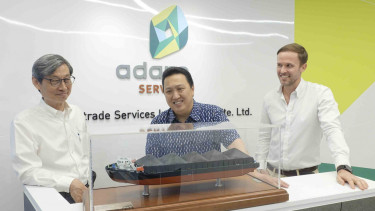 Presiden Direktur PT Adaro Energy Tbk (Adaro), Garibaldi Thohir (tengah) 