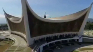 Masjid Raya Sumatera Barat di Kota Padang.