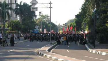 Jalan Imam Bonjol ditutup untuk aksi buruh.  