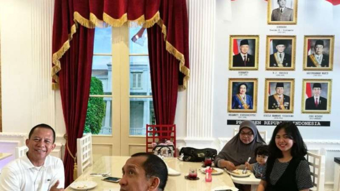 Pengunjung di Resto Teras Istana milik Vidi Aldiano dan Vadie Akbar.